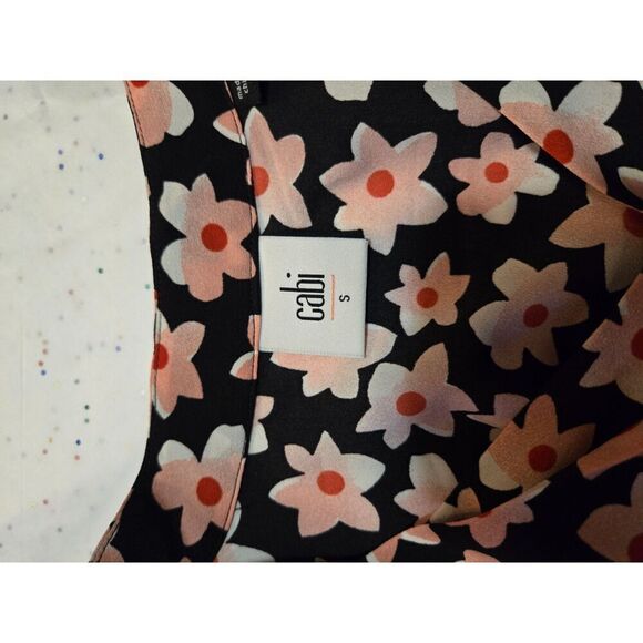 Cabi Women's Black and Pink Floral V-Neck Short Sleeve Blouse Size Small - Picture 3 of 7